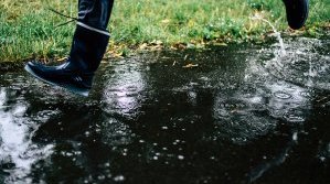 Дъждобраните и гумените ботуши са опасни