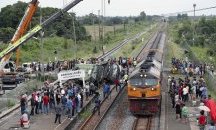 20 жертви след сблъсък на автобус с товарен влак в Тайланд