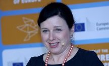Еврокомисар Йоурова: Дефектите в демокрацията се сливат в негоден за пиене коктейл
