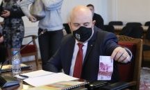 Замериха главния прокурор с банкноти от 500 евро в парламента
