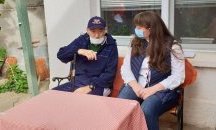 Сачева лично дари храна на хора в нужда