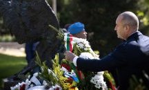 Президентът отдаде почит пред подвига на героите парашутисти