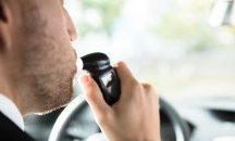 Задържаха двама полицаи за измами с проби за алкохол