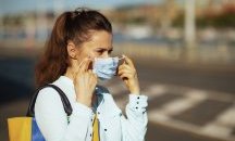 COVID-19 по света: В Гърция с маски на открито по празниците