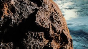 Претоварената сонда на НАСА изпуска пробите си в космоса