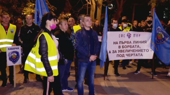 Полицаи и пожарникари от Южна България излязоха на протест