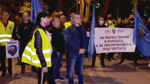 Полицаи и пожарникари от Южна България излязоха на протест