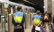 Полицай удари ученик в метрото, нямал маска