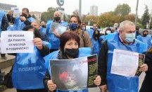 Синдикати на протест пред парламента: Не искаме да работим 14 месеца в годината