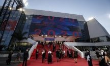 В Кан разпънаха червения килим за символичен мини фестивал