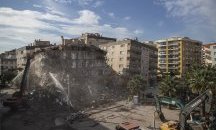 Спасиха момиченце изпод руините на сграда в Измир