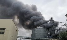 Овладяха пожара в завод в Катуница, евакуирани са 100 души