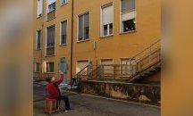 81-годишен италианец изнесе серенада на съпругата си под прозореца на болницата
