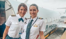 Майка и дъщеря пилотират самолет в тандем