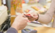 Скок на плащанията с карти в годината на пандемията