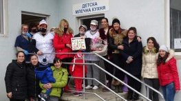 Майките от Царево с мил жест към служителите от Детска млечна кухня