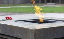 Ученички загасиха Вечния огън в Санкт Петербург с топки сняг