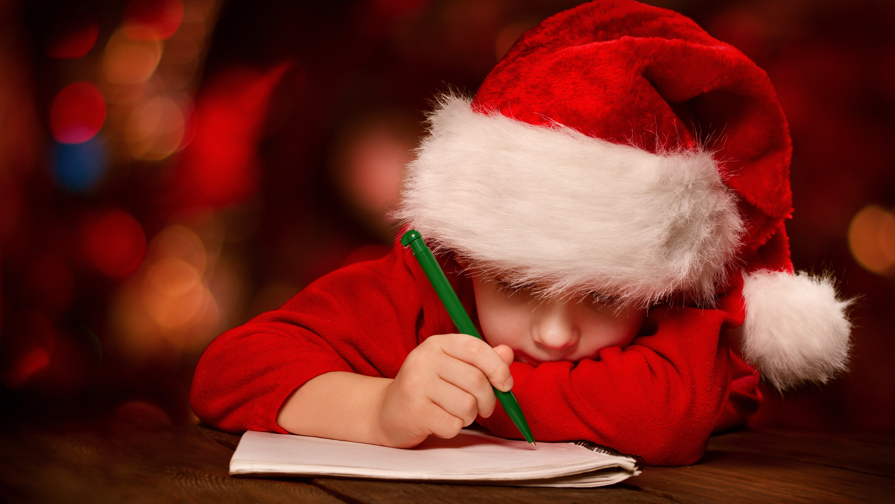 Жду деда мороза с подарками. Дети ждут новый год. Ребенок пишет письмо деду Морозу. Детские новогодние желания. Маленький дед Мороз.