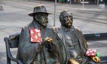 Емблематични паметници в София с подаръци