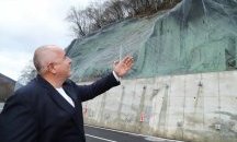 Картичката на Борисов се срути и блокира Рилския манастир