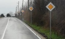 Пътен абсурд: монтираха 14 еднакви пътни знака на 300-метрова улица