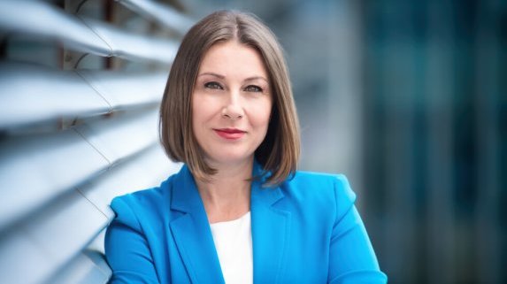 Управителят на Нова Ива Стоянова се оттегля заедно с Домусчиеви