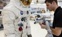 Костюмът на Нийл Армстронг се приземява в София