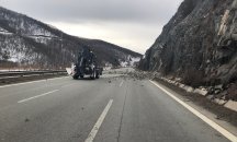 Скална маса падна и на АМ "Струма", затворено е само едното платно