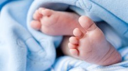 Бебе оцеля след падане от балкон върху гърба на мъж