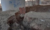 Вода изкопа улеи под мост на магистрала „Струма“... но всичко е точно