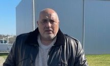 Премиерът обикаля из страната, а пред дома му - протест
