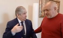 В стил неглиже: Борисов изпрати руския посланик по дънки и червен пуловер