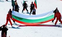 Скиори се спуснаха с носии и знамена