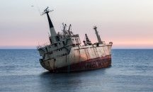 Тайландски офицери спасиха котки от потъващ кораб