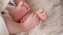 Жена роди близнаци, заченати с три седмици разлика