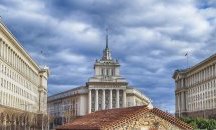 От десетилетия в България си съперничат не политики, а екранни образи