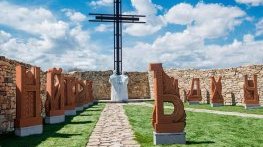 Петиция настоява за българско гражданство за основателя на „Двора на кирилицата”