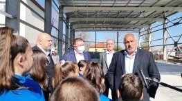„Да не си преписват заслугите“: България ще получи 2,7 млн. ваксини на „Pfizer“