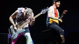 „Red Hot Chili Peppers“ продадоха песните си за над 140 млн. долара