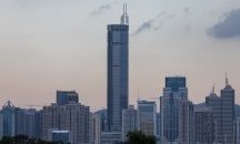 Небостъргач се разклати в Китай, хвърли хората в паника