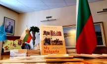 Джамбазки раздава помагало по българска история на колегите си в ЕП по случай 24-ти май
