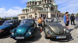 Стотици ретро автомобили на парад в София