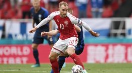 Футболист колабира по време на мача Дания – Финладия на Евро 2020
