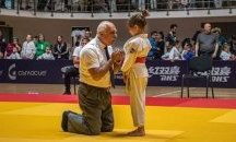 Съдия падна на колене, за да обясни правилата на джудото на дете
