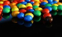Британски инженер счупи рекорд на Гинес, подреждайки шоколадови бонбонки