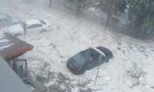 Силна градушка удари Мадан, улиците побеляха