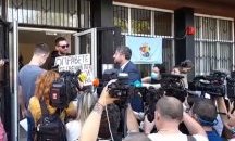 Изборните куриози: Шамар, борба с машините и фото бомба