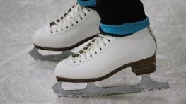 „На 100 етажа в небето“: Най-високата ледена пързалка в света отваря врати