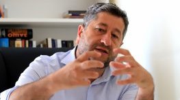 „Демократична България”: В менгемето на властта