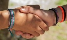 Ще изчезне ли ръкостискането завинаги?
